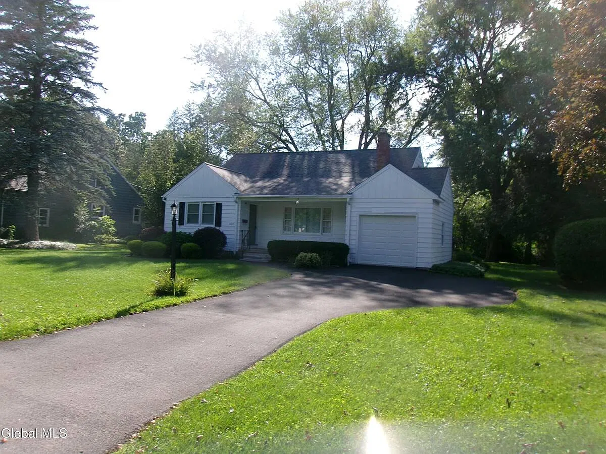3 bed, 1.0 bath, 1236 sqft, $2,500 — Photo 2