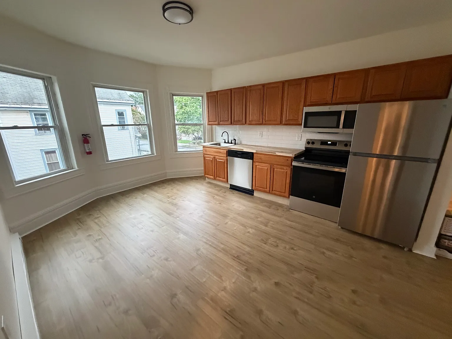 3 bed, 1100 sqft, $2,450 — Photo 3