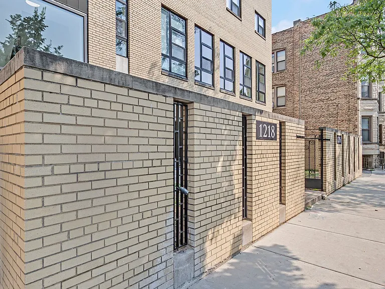 1218 W Lexington St — Photo 28