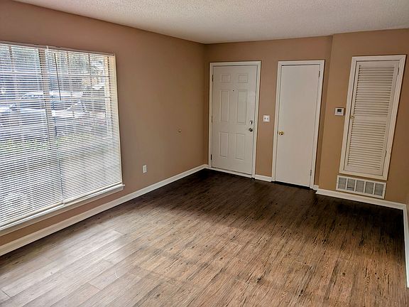 Living room/front entrance