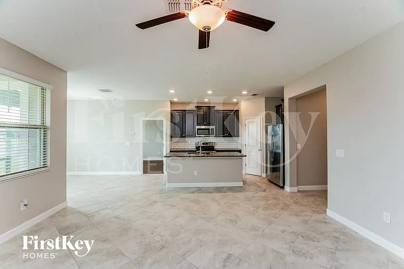 3 bed, 2.0 bath, 1732 sqft, $2,435 — Photo 2