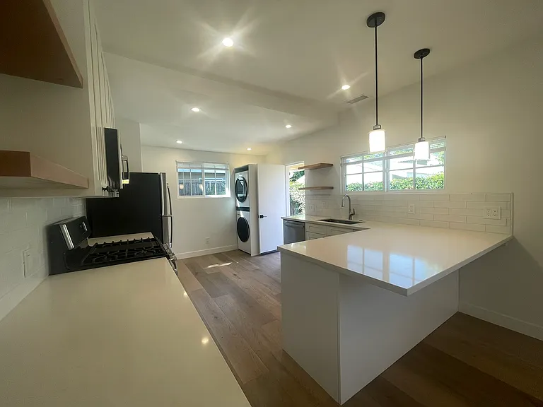 220 W Arrellaga St — Photo 5