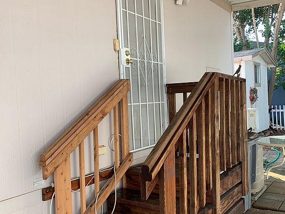Side entrance to kitchen 