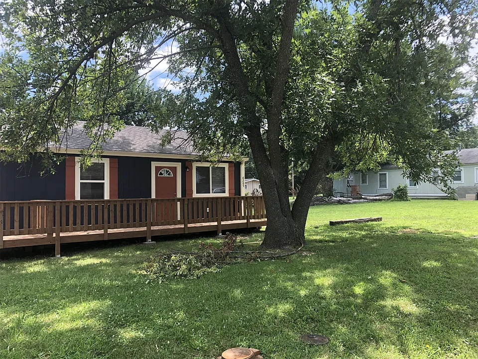 8285 Center Dr