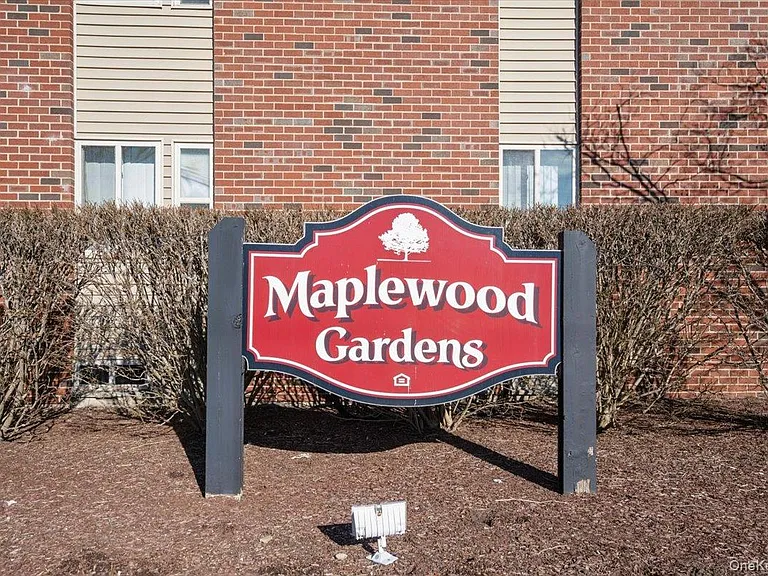 501 Maplewood Gdns — Photo 18