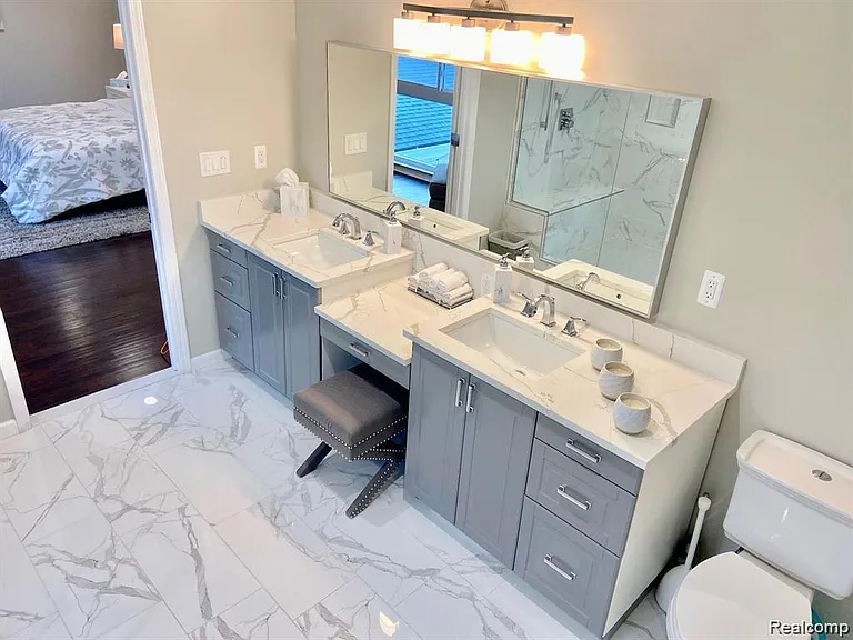 4077 Lincoln Dr — Photo 20