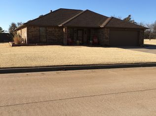 19 Country Club Dr, Hennessey, OK 73742