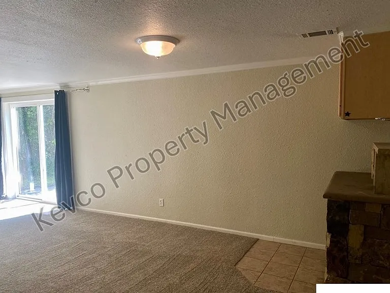 1400 Hillcrest Dr — Photo 14