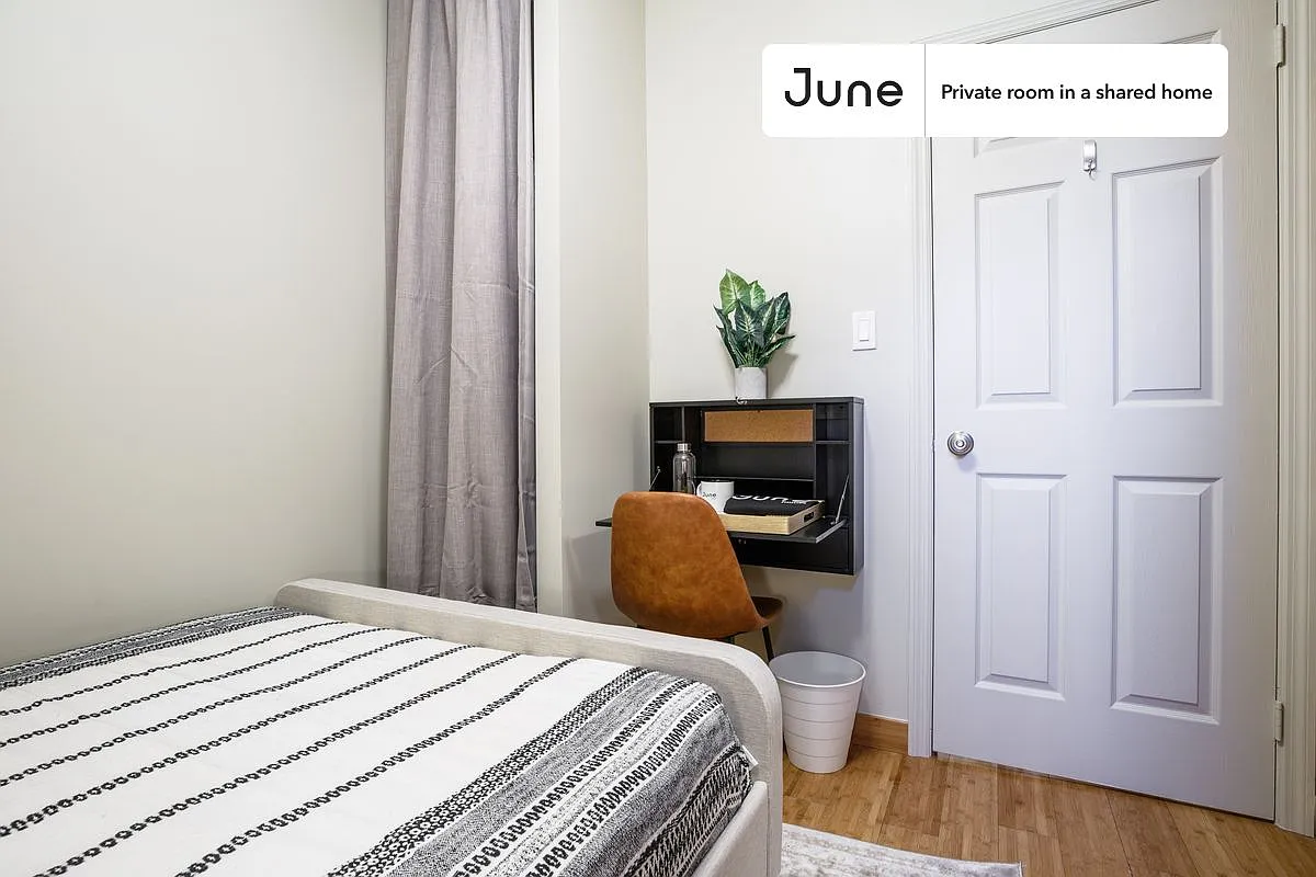 Full bedroom in 3 bed/1 bath home in Hell's Kitchen #216 A — Photo 2