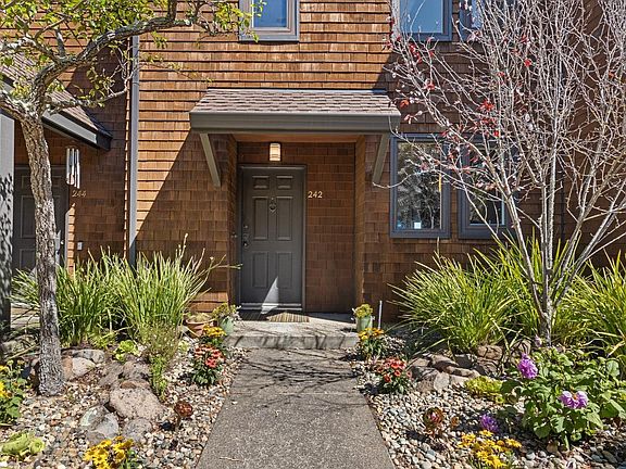 2nd image of 242 bay vista Circle