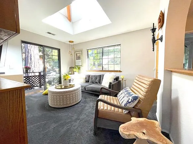 3 bed, 2200 sqft, $2,450 — Photo 3
