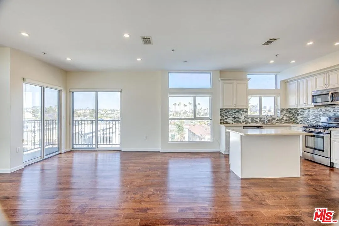 2 bed, 2.0 bath, 1241 sqft, $3,300 — Photo 1