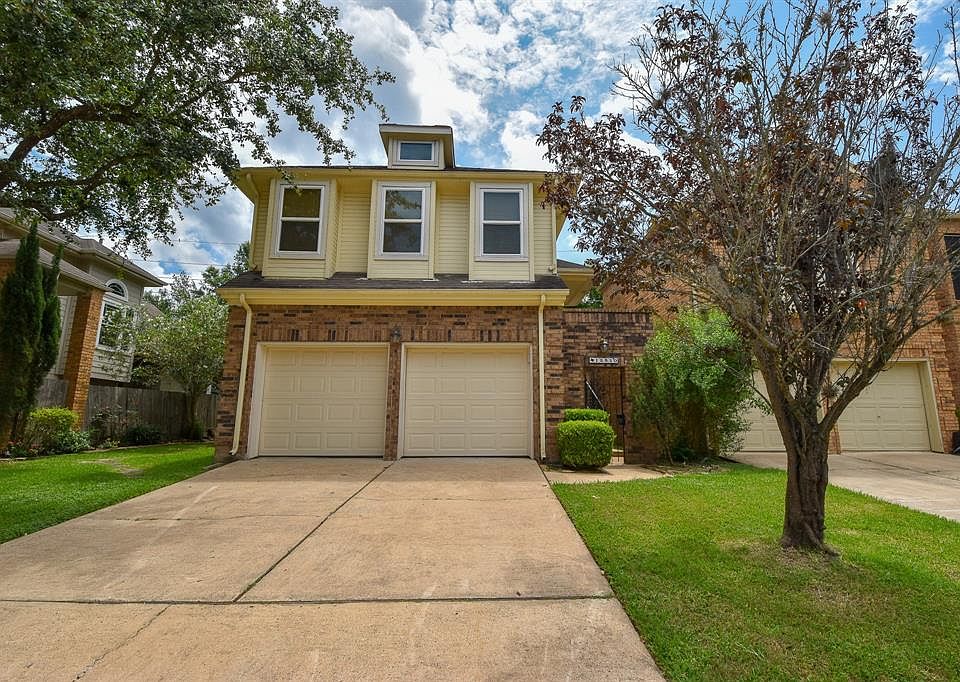 Welcome home to this lovely patio home in Lakes at Stonehenge, a small gated lake community in the Energy Corridor.