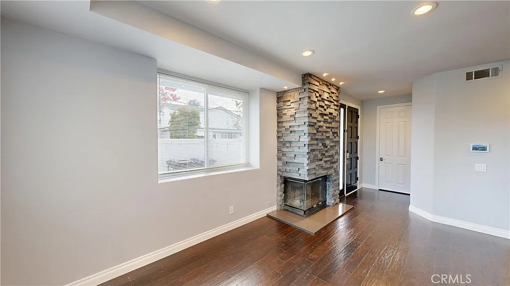 3 bed, 3.5 bath, 2085 sqft, $7,500 — Photo 2