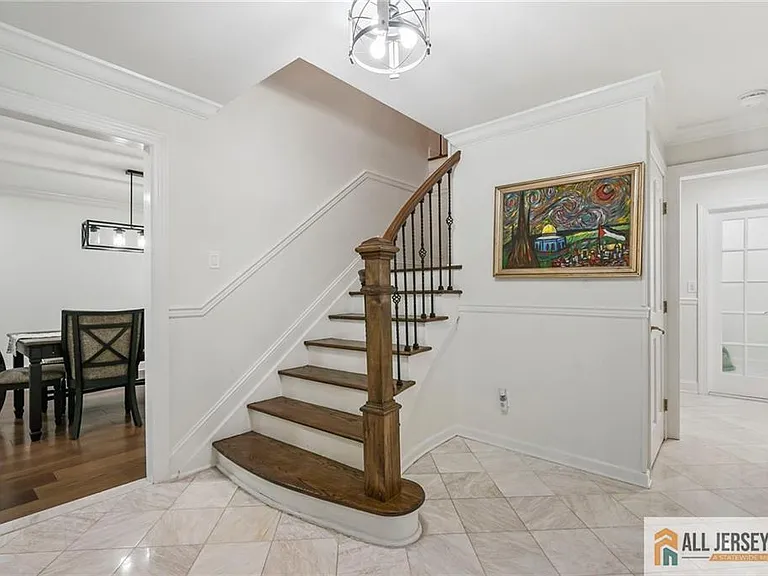 16 Phyllis Pl — Photo 4
