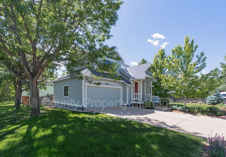 1288 Redwood Ave — Photo 2
