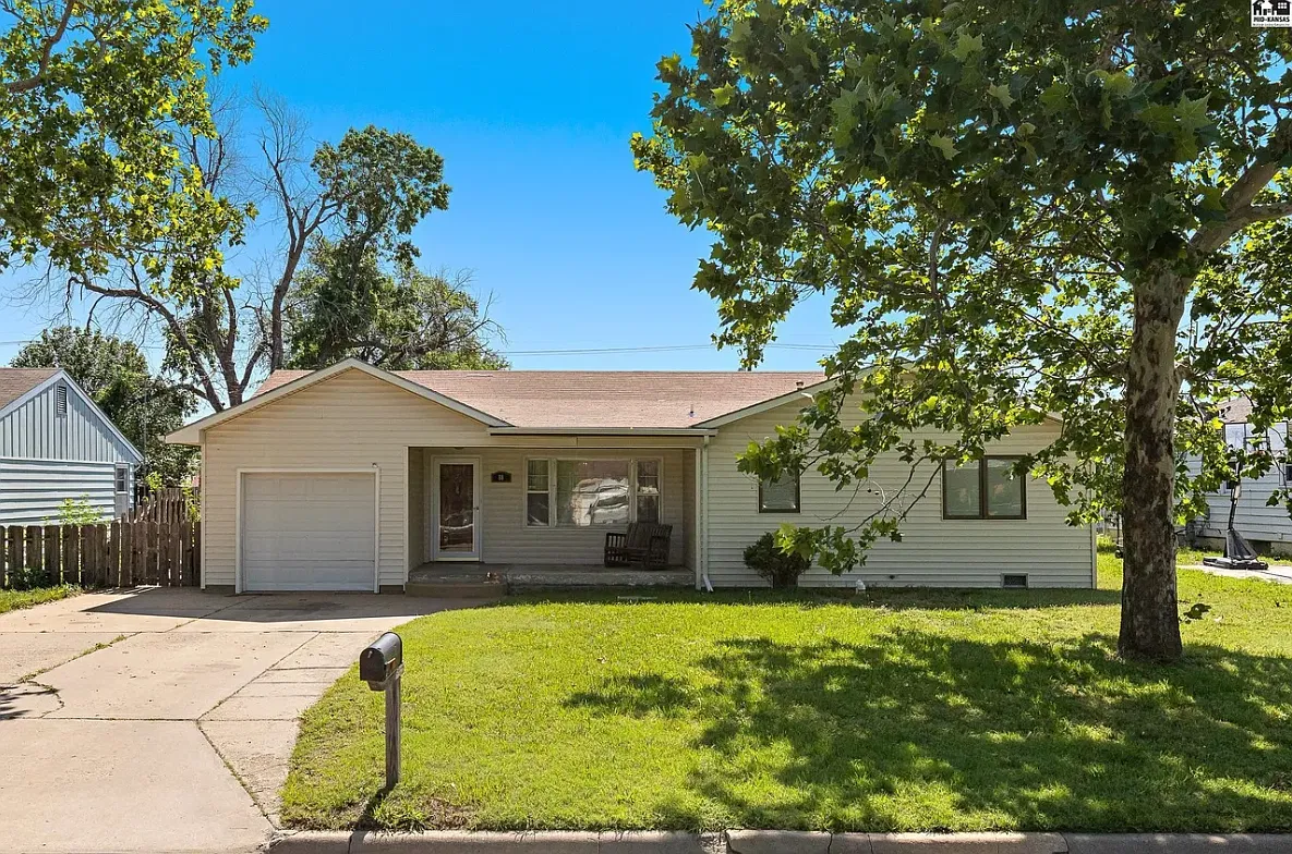 3 bed, 1305 sqft, $1,450 — Photo 1