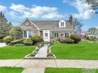 40 W 3rd St, Freeport, NY 11520