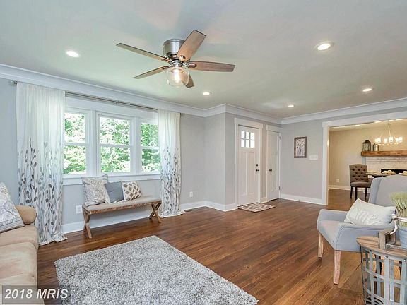 Crown molding that wraps up on the ceiling.