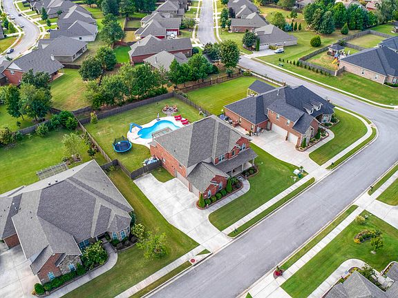 3rd image of 207 Woodgrove Dr