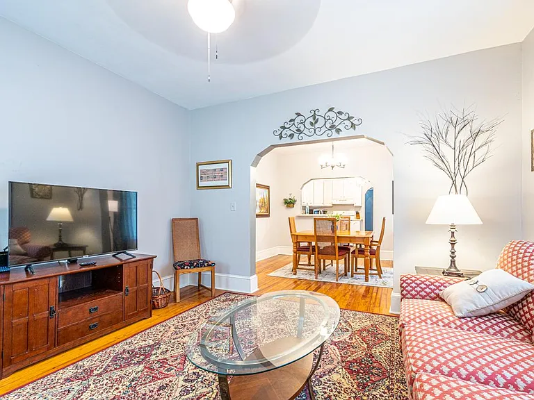 648 Moulton St E — Photo 6