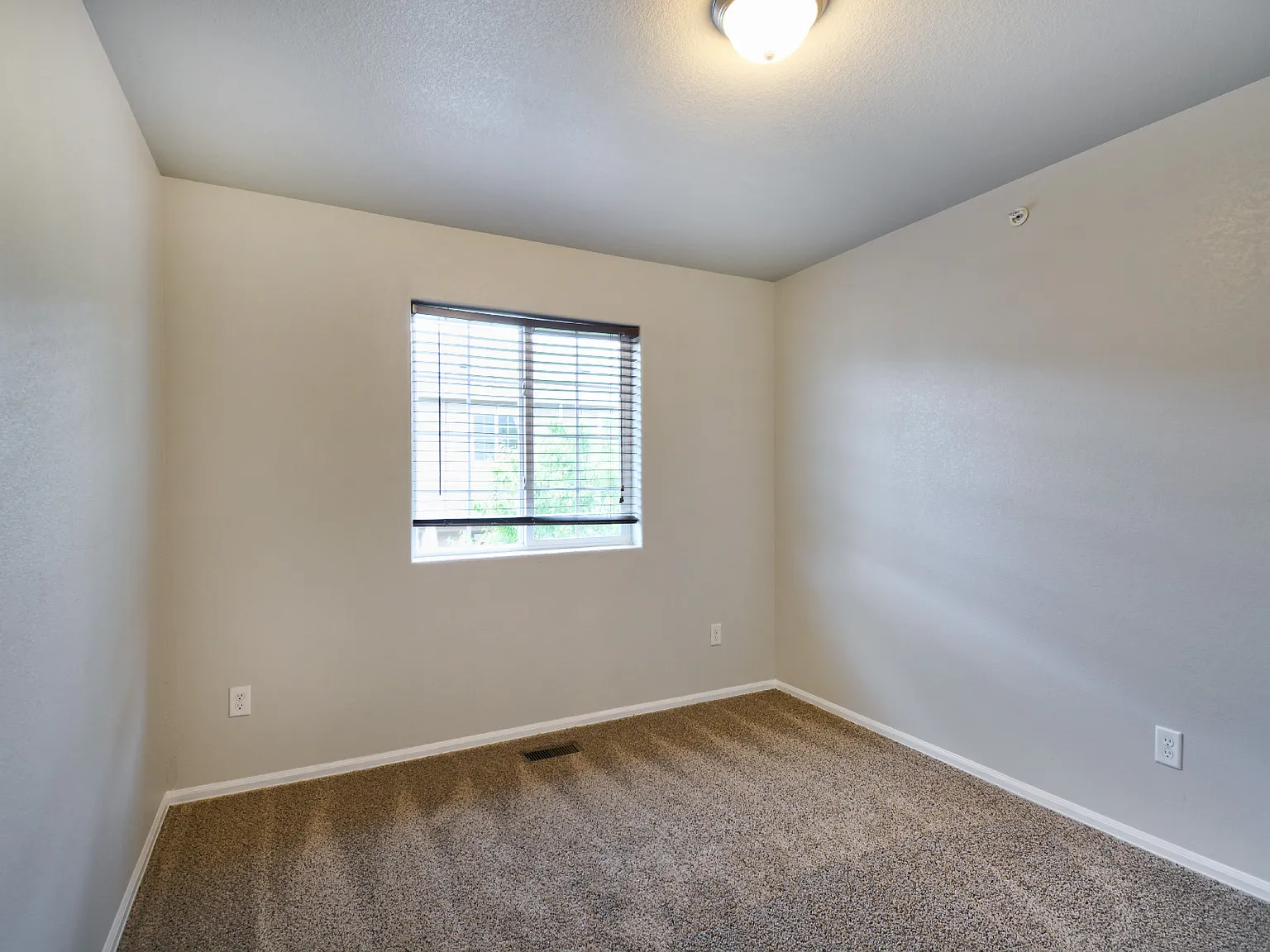 3 bed, 2.5 bath, 1561 sqft, $2,000 — Photo 3