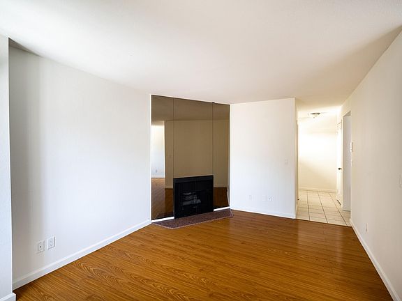 3rd image of 421 Palm Dr APT 4