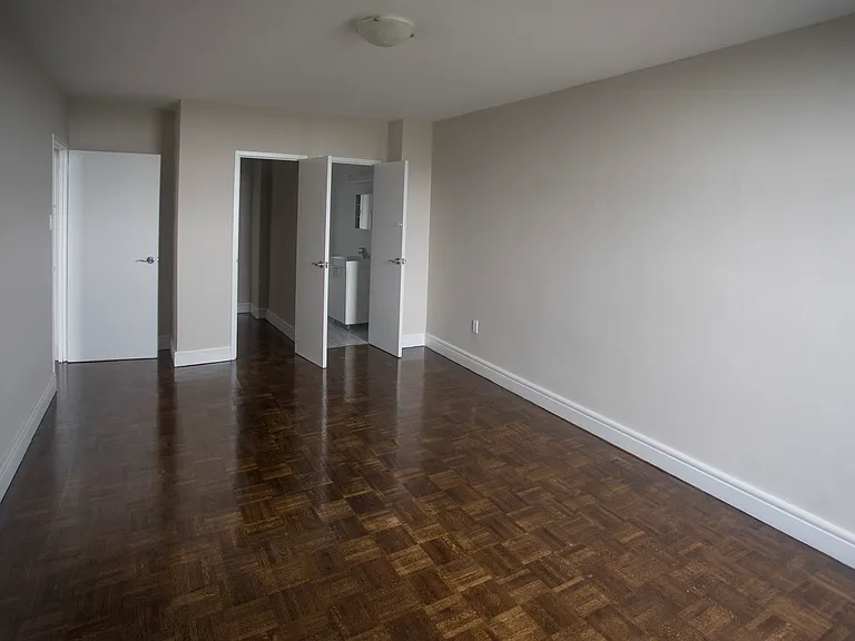 200 Gateway Blvd — Photo 8