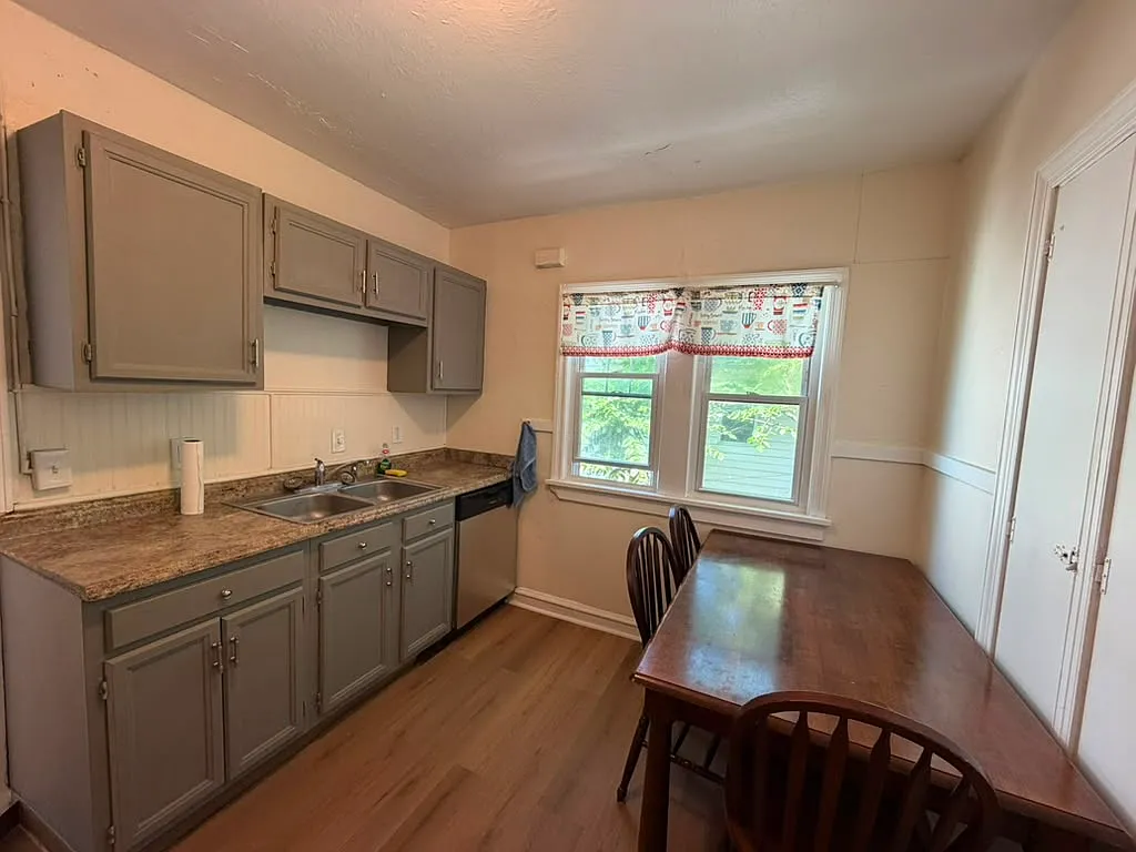 3 bed, 1028 sqft, $1,795 — Photo 2
