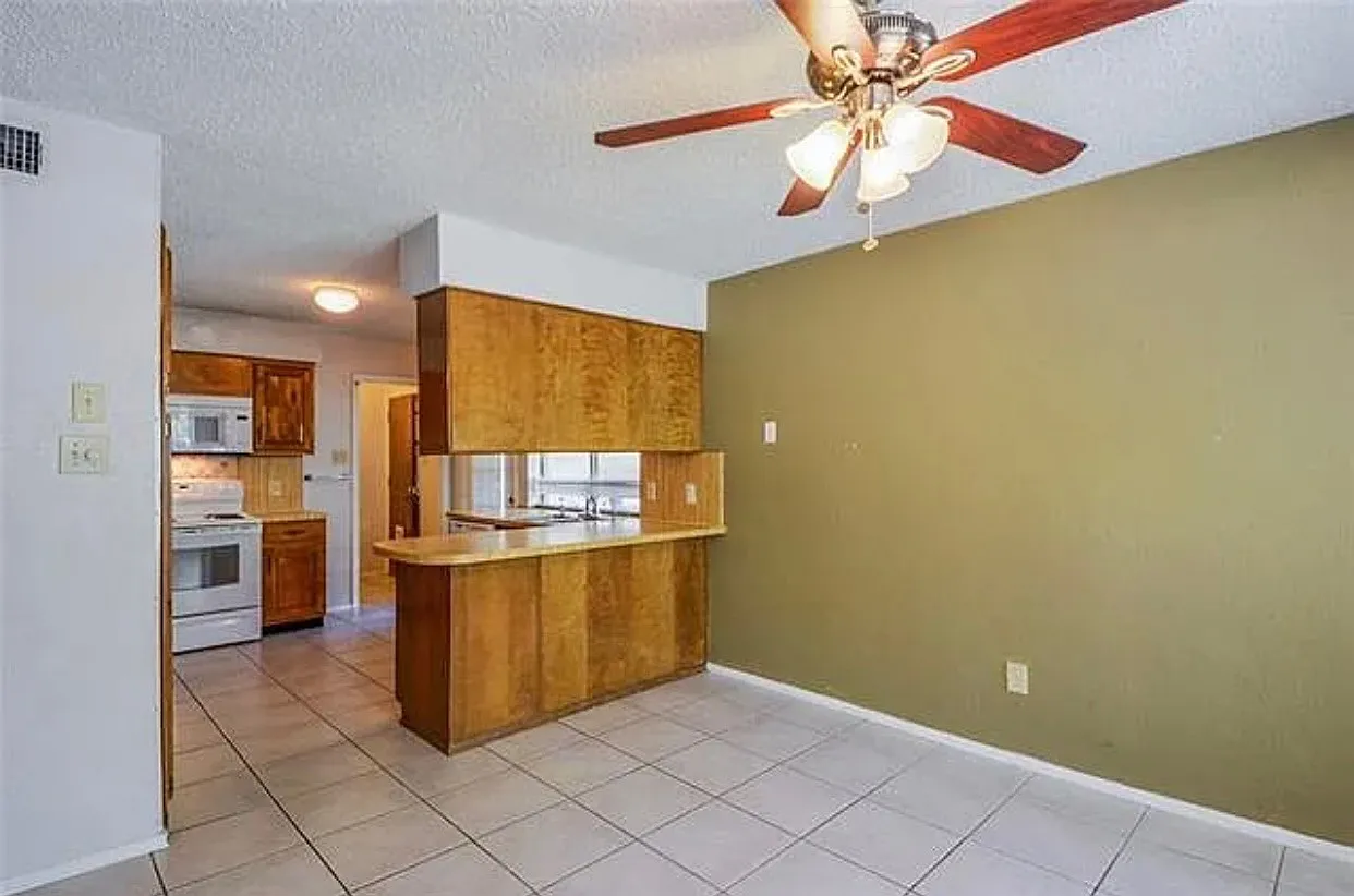 4 bed, 1710 sqft, $2,454 — Photo 4