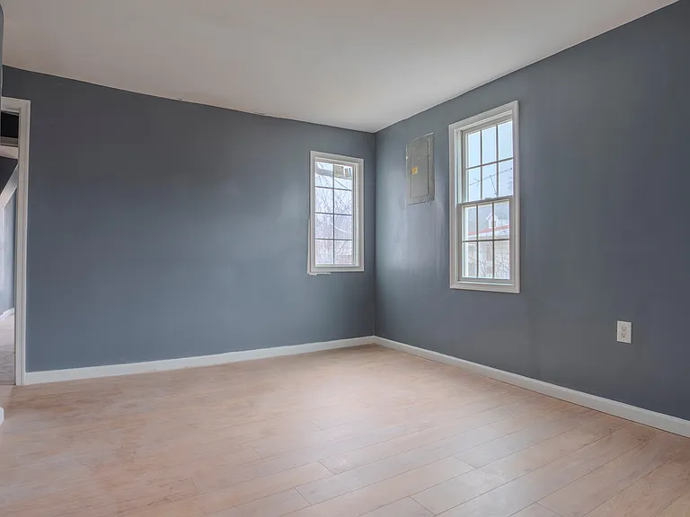 662 Salem Ave — Photo 8