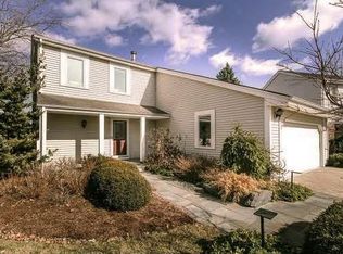 565 Iroquois Trl, Carol Stream, IL 60188