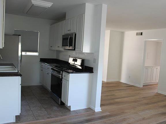 5th image of 20147 Cohasset St Unit 9