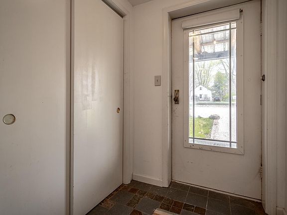 4th image of 111 N Railroad St