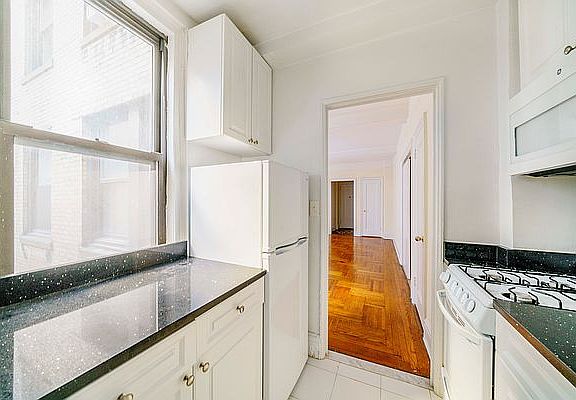 2nd image of 237 E 20th St APT 2B