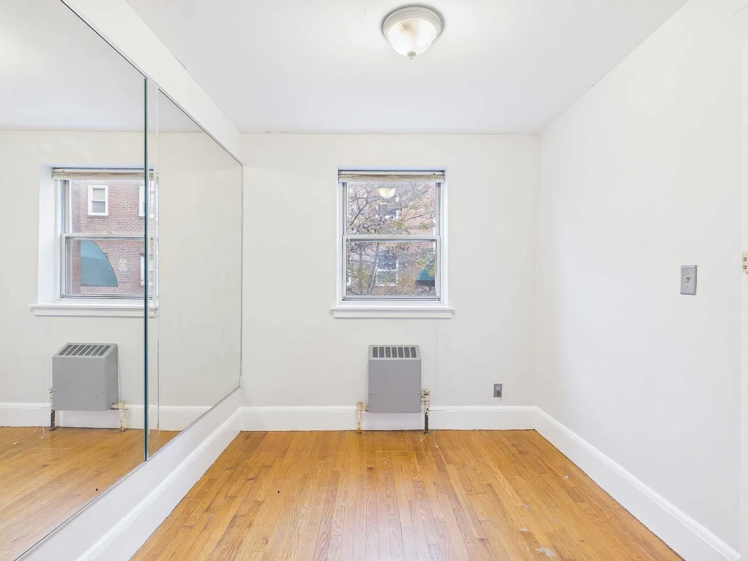 3 bed, 1.0 bath, 898 sqft, $3,100 — Photo 4