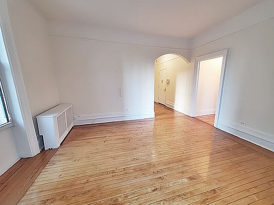 3rd image of 210 W 94th St #G3