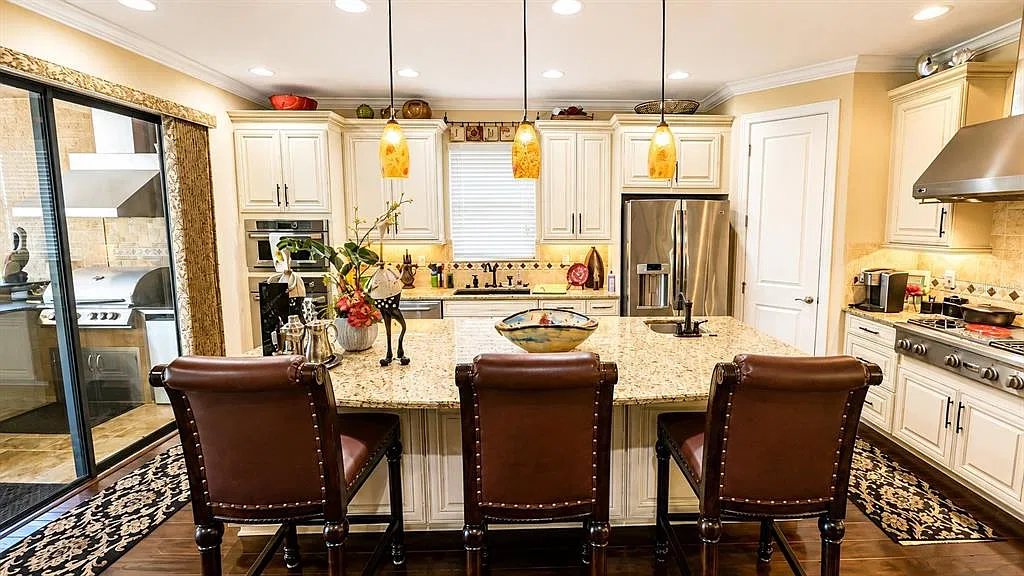 3 bed, 3.0 bath, 2270 sqft, $8,500 — Photo 4
