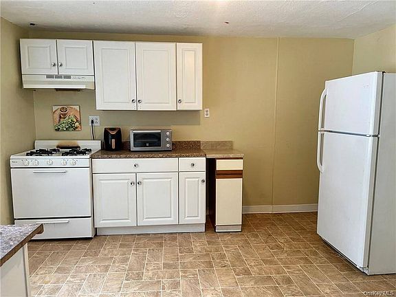 4th image of 26 E Main St APT 4