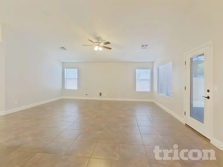 20711 N Santa Cruz Dr — Photo 2