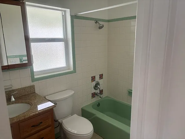 400 Northlake Ct #204 — Photo 9