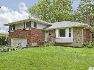 18 Center Dr, Syosset, NY 11791