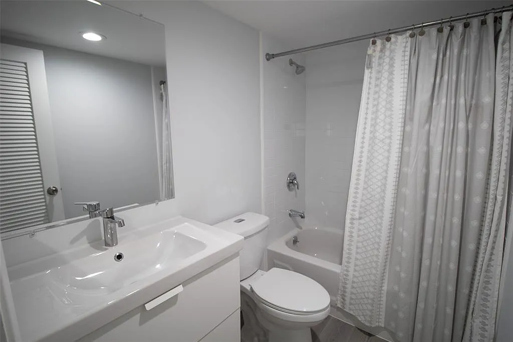 400 Southeast 10th Street - 1 — Photo 2