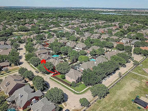3rd image of 902 Oakwood Ln