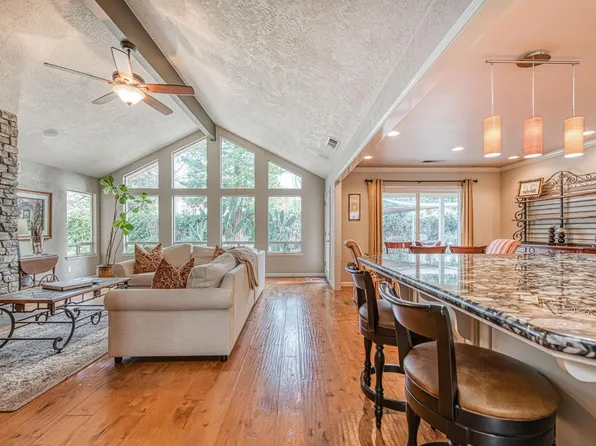 10142 N Heather Dr, Fresno, CA 93720