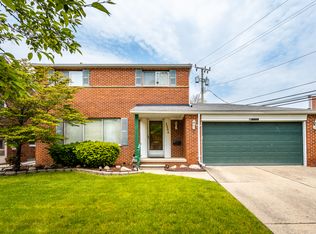 1584 Newcastle Rd, Grosse Pointe Woods, MI 48236