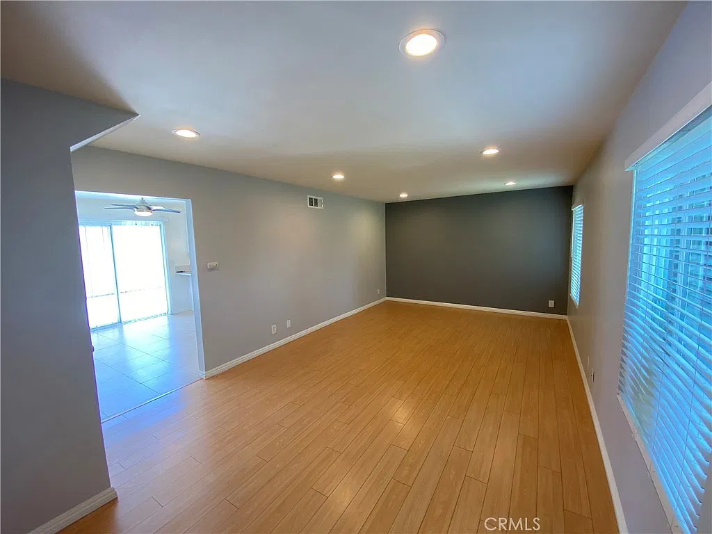 3 bed, 2.5 bath, 1352 sqft, $3,900 — Photo 2