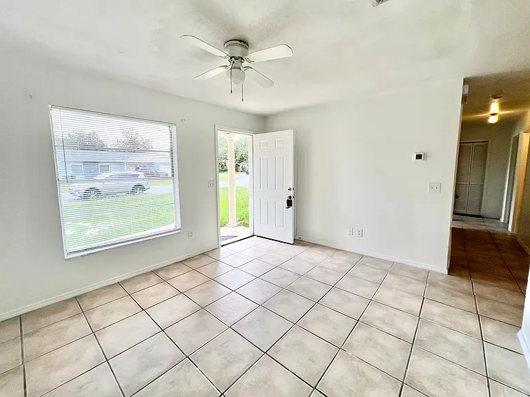 319 Autumn Dr — Photo 2