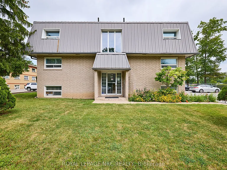 90 Woodlawn Rd #15 — Photo 1
