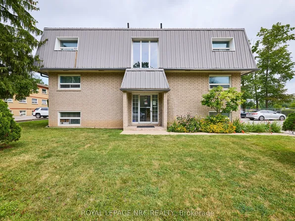 90 Woodlawn Rd #15, Welland, ON L3C 3J5